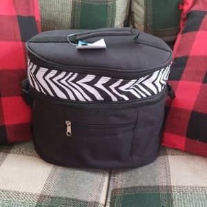 Insulated picnic bag with utensils